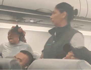 Pasajera inc&oacute;moda pide que la dejen bajar del avi&oacute;n para buscar su celular
