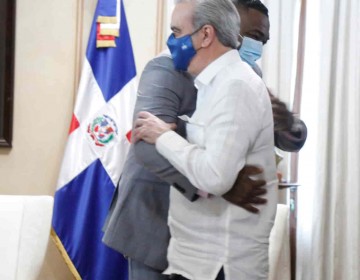 Presidente Luis Abinader recibe en el Palacio a David Ortiz