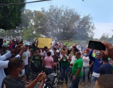 Trabajadores de zona franca reclaman a Aduanas liberar 50 contenedores retenidos