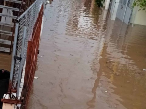 Reportan inundaciones en hospital pedi&aacute;trico de Santiago