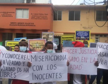 Realizan manifestaci&oacute;n en apoyo a la pastora Rossy Guzm&aacute;n frente al Palacio de Justicia