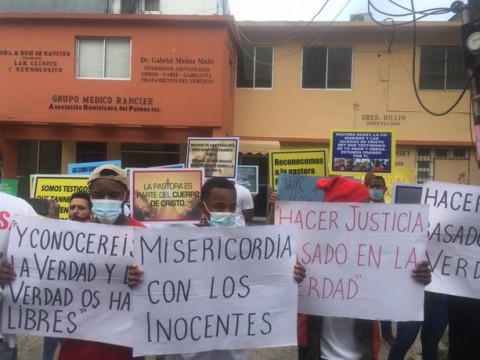 Realizan manifestaci&oacute;n en apoyo a la pastora Rossy Guzm&aacute;n frente al Palacio de Justicia