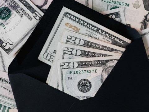 Trabajadores estadounidenses ver&aacute;n en 2024 aumentos al salario m&iacute;nimo en 25 estados