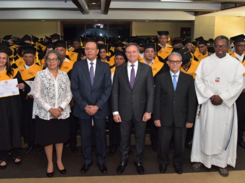 PGR y Ministerio de Educaci&oacute;n grad&uacute;an 182 internos de 18 centros penitenciarios en el Pa&iacute;s