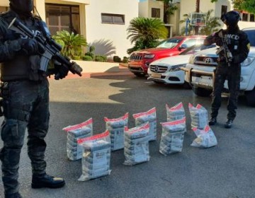 DNCD decomisa 49 paquetes de droga escondidos debajo de un buque en SPM