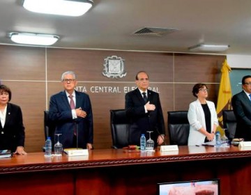 Pleno de la JCE se re&uacute;ne con miembros de la comisi&oacute;n de acompa&ntilde;amiento