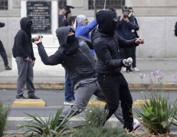 Polic&iacute;a chilena se enfrenta con estudiantes que protestan contra Kast
