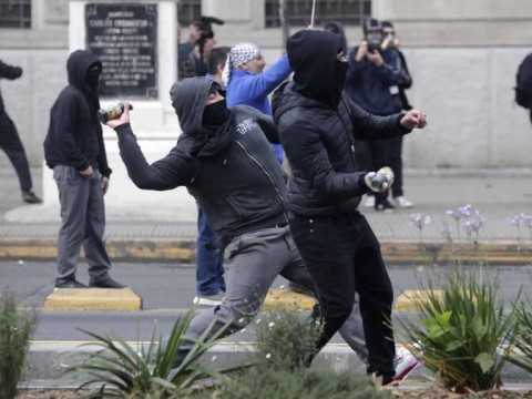 Polic&iacute;a chilena se enfrenta con estudiantes que protestan contra Kast