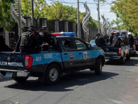 Polic&iacute;a de Nicaragua ingresa a sede del diario La Prensa