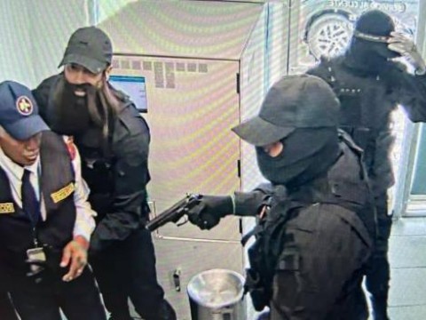 Polic&iacute;a mata a dos implicados en asalto al Banco Popular