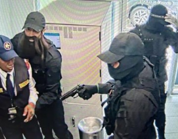 Polic&iacute;a mata a dos implicados en asalto al Banco Popular