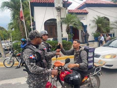 Polic&iacute;a Nacional realiza operativos en contra de motoristas que portan pasamonta&ntilde;as en Santiago