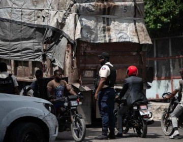 La Polic&iacute;a y las bandas libran intensos combates en el centro de la capital de Hait&iacute;