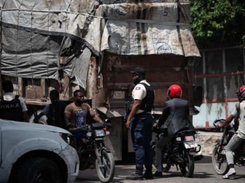 La Polic&iacute;a y las bandas libran intensos combates en el centro de la capital de Hait&iacute;