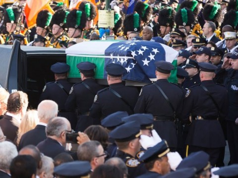 Cientos de polic&iacute;as despiden en Nueva York a un colega dominicano muerto en un tiroteo