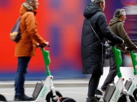 Par&iacute;s se convierte en la primera ciudad europea en prohibir los patinetas de alquiler