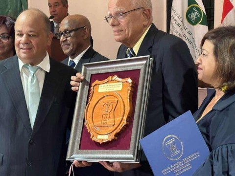 Julio Manuel Rodr&iacute;guez Grull&oacute;n recibe Premio Nacional de Medicina 2023