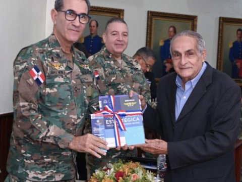 Fuerzas Armadas presentan un libro de Ceinett S&aacute;nchez sobre asuntos militares