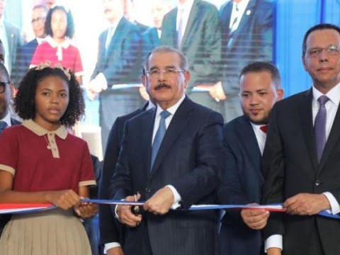 Presidente Medina inaugura liceo en Arroyo La Sabana