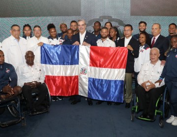 Presidente Abinader entrega la Bandera Nacional y despide una representaci&oacute;n de 57 atletas dominicanos rumbo a las Olimpiadas de Par&iacute;s 2024