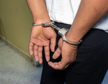 Apresan hombre acusado de robo en tienda de celulares en Miches
