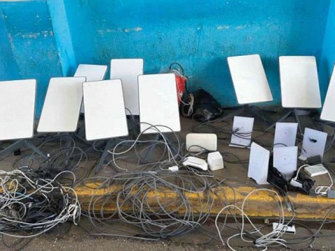 Reclusos muy bien comunicados: par&aacute;bolas y celulares a las &oacute;rdenes para delinquir tras rejas