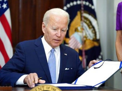 EEUU: Biden y dem&oacute;cratas presionan para prohibir "armas de asalto"