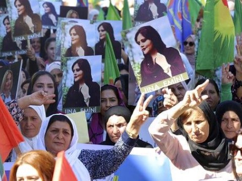 Madre de una adolescente muerta en Ir&aacute;n rechaza versi&oacute;n oficial
