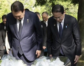 Mandatarios de Jap&oacute;n y Corea del Sur buscan enmendar lazos
