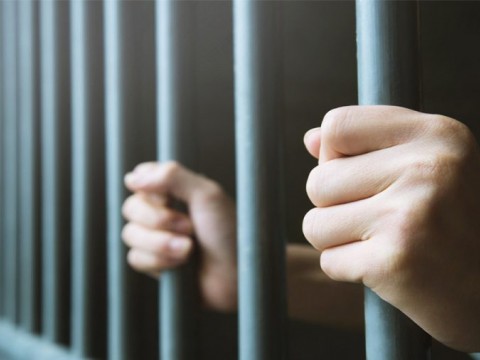 Prisi&oacute;n a agente por asesinar a joven en Santiago