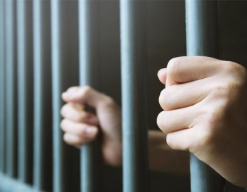 Prisi&oacute;n a agente por asesinar a joven en Santiago