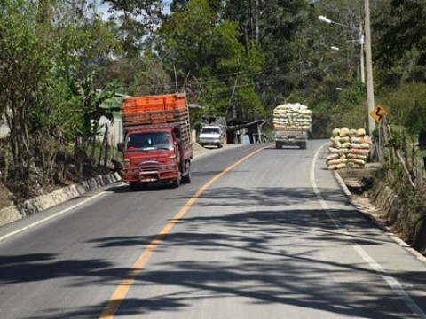 Proh&iacute;ben tr&aacute;nsito veh&iacute;culos pesados carretera La Vega-Jarabacoa desde este viernes hasta el domingo