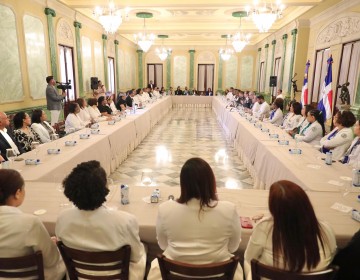 Presidente Luis Abinader reconoce a m&eacute;dicos forenses por hist&oacute;rica labor en tragedia del Jet Set
