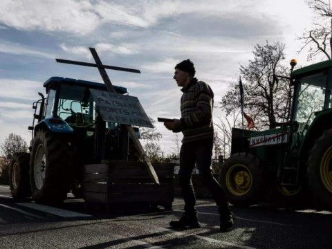 Los agricultores bloquean las rutas de Francia a la espera de los anuncios del Gobierno