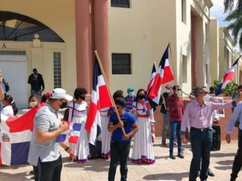 &iexcl;Ahora! Evang&eacute;licos protestan en rechazo a la agenda de inclusi&oacute;n de LGBT frente al Palacio Nacional