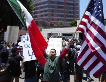 Polic&iacute;a de Los &Aacute;ngeles realiza arrestos bajo toque de queda y Texas despliega la Guardia Nacional