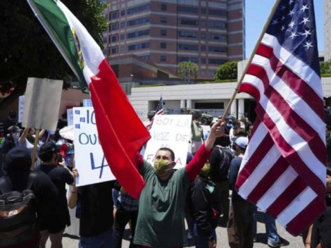 Polic&iacute;a de Los &Aacute;ngeles realiza arrestos bajo toque de queda y Texas despliega la Guardia Nacional