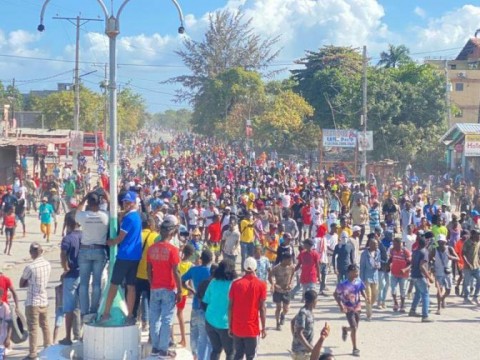 Contin&uacute;an en Hait&iacute; las protestas que exigen la salida de Ariel Henry