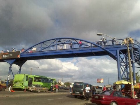 Mujer se lanza del puente del kil&oacute;metro 9 de autopista Duarte
