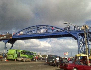 Mujer se lanza del puente del kil&oacute;metro 9 de autopista Duarte
