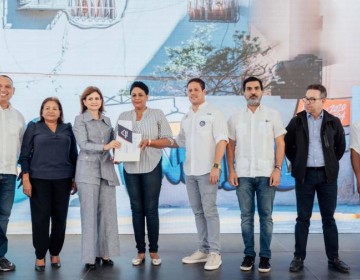 El Mived y Raquel Pe&ntilde;a entregan obras, t&iacute;tulos de propiedad y bonos en SDE