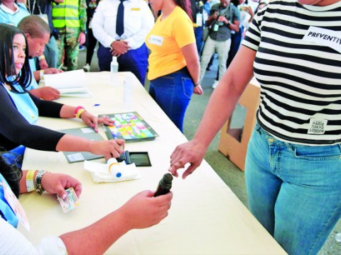 4, 296 reclusos votaron ayer en 21 centros carcelarios
