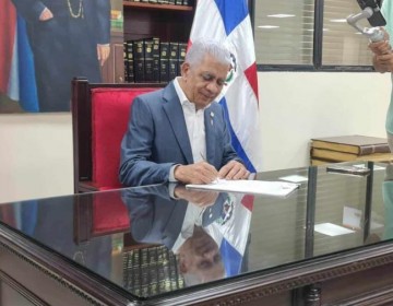Presidente y vicepresidente de la Asamblea Nacional firman el texto de la nueva Constituci&oacute;n