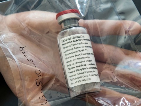 EEUU compra el 90 % de la producci&oacute;n del primer f&aacute;rmaco para tratar COVID-19