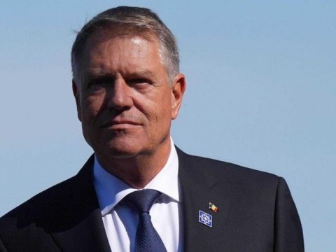 Renuncia el presidente de Rumania previo a las elecciones de mayo