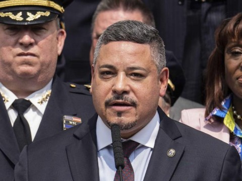 Renuncia el primer jefe latino de la Polic&iacute;a de Nueva York en medio de investigaci&oacute;n federal