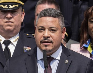 Renuncia el primer jefe latino de la Polic&iacute;a de Nueva York en medio de investigaci&oacute;n federal