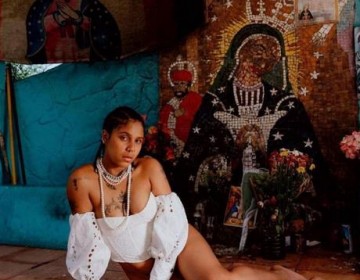 Reprenden a Tokischa por tomarse fotos de manera provocativa delante de la Virgen en Jarabacoa