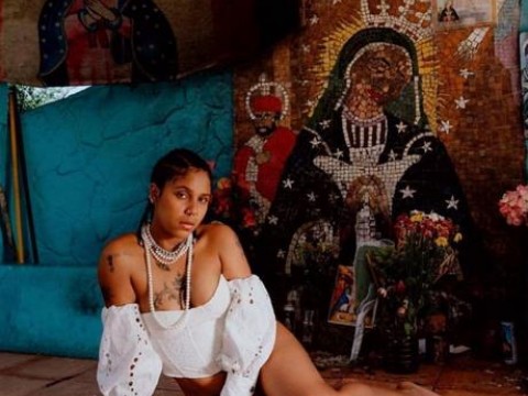 Reprenden a Tokischa por tomarse fotos de manera provocativa delante de la Virgen en Jarabacoa