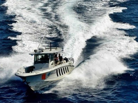 Rescatan a 17 personas tras naufragio en costas de La Altagracia